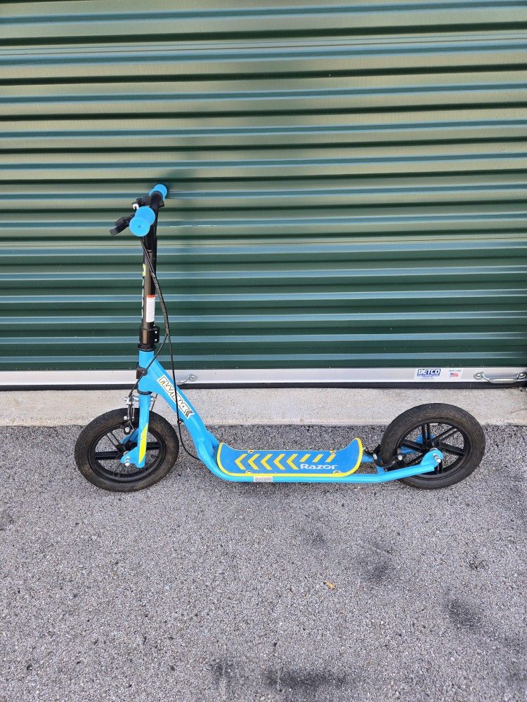 Like New Razor Flashback 2 Wheel Kick Scooter. "CHECK OUT MY PAGE FOR MORE DEALS "