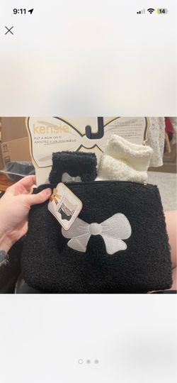 Kensie 4-Piece Gift Set with Cosmetic Bag and Cozy Socks