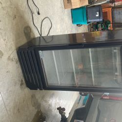 Beverage refrigerator