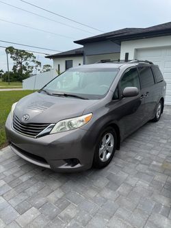 Toyota Sienna Minivan Le 2014