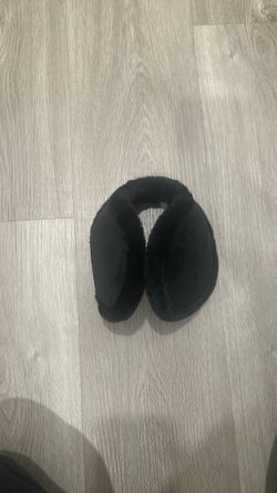 Black earmuffs