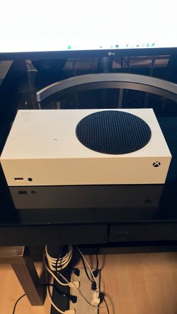 Xbox Series S plus a 512 GB Seagate Storage Expansion Card
