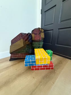 Kids building bricks