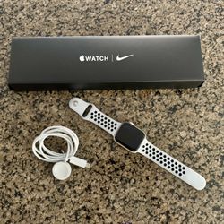 Like New Apple Watch Series 7 (GPS, 45mm) w/ box & extra band - No scratches, very clean. Works great- Battery Health: 96%