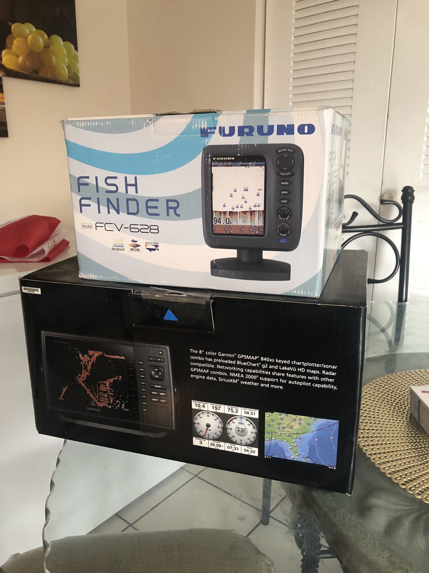 Garmin one is a combo gps sonar furuno just fish finder they are both almost new as you can see 900 dollars obo.garmin es un combo el furuno es solo