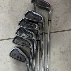John Daly 6 Pc Iron Set In Right Hand 
