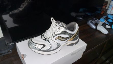 Saucony medium/moyen. Size 6.5 men 8 in woman.