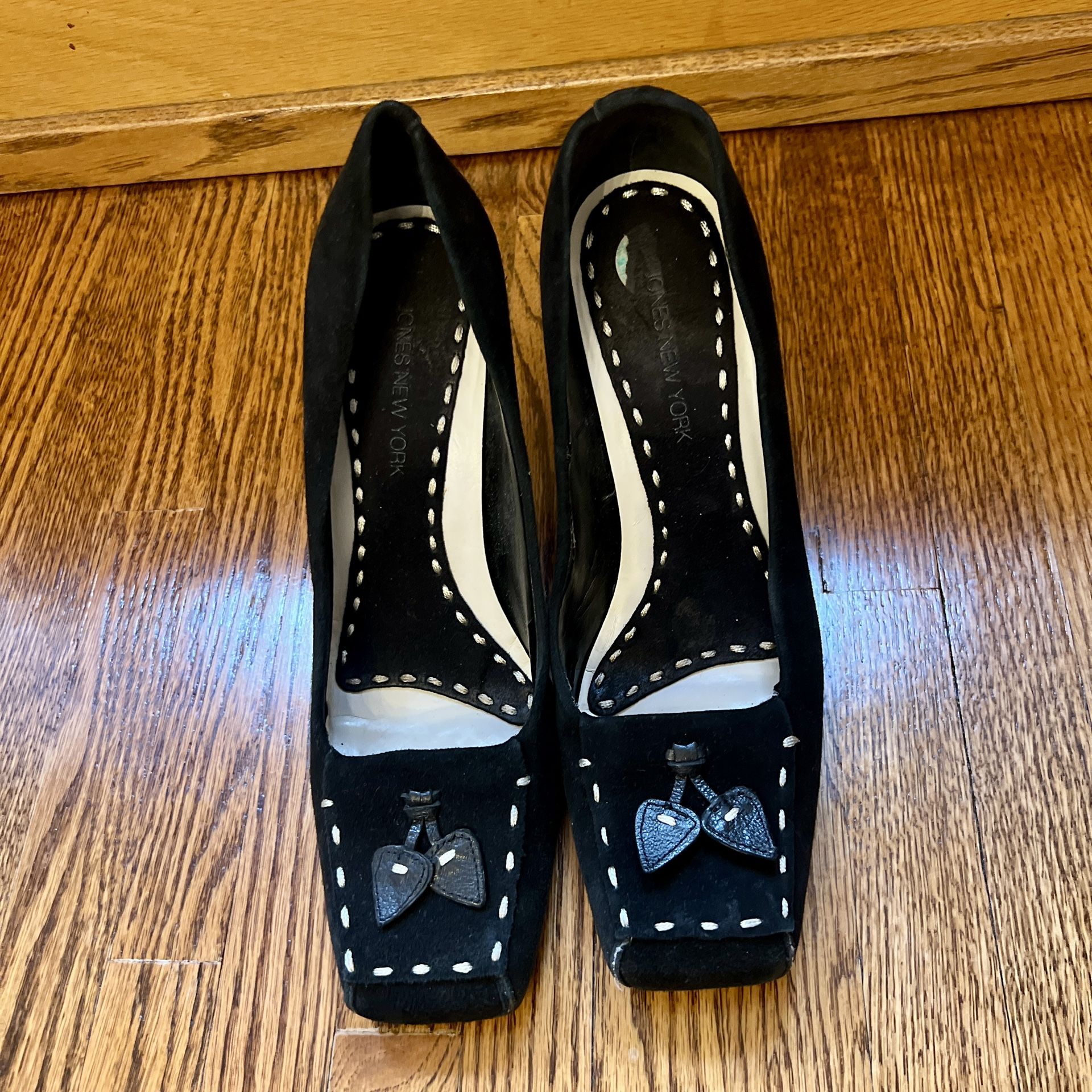 Jones New York Black Suede High Heel Shoe size 8 with white stitching and bow