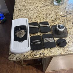 Mandoline With 4 Attachements 