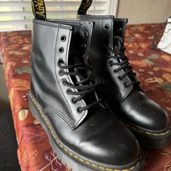 Dr. Martens Women Size 9