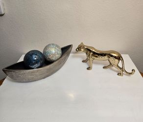 1 Metal gold Cheetah Figurine 1 Tray with 2 Pieces Spheres