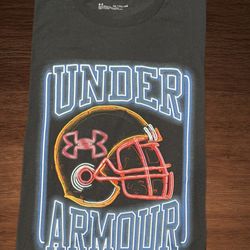 UNDER ARMOUR CREW NECK GRAPHIC T SHIRT FEATURING A NEON-STYLE FOOTBALL HELMET DESIGN XXL