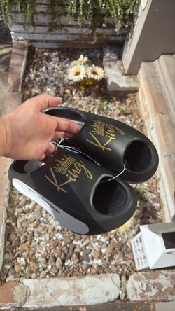 New Slides size 7-8 women or 6-7 men
