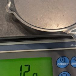 * NEW RING  PERFECT CONDITION GOOD GIFT FOR THIS CRISMAS  14K VALENTINO GOLD  1.2 G#6   $150. OFFERS ARE ACCEPTED. 