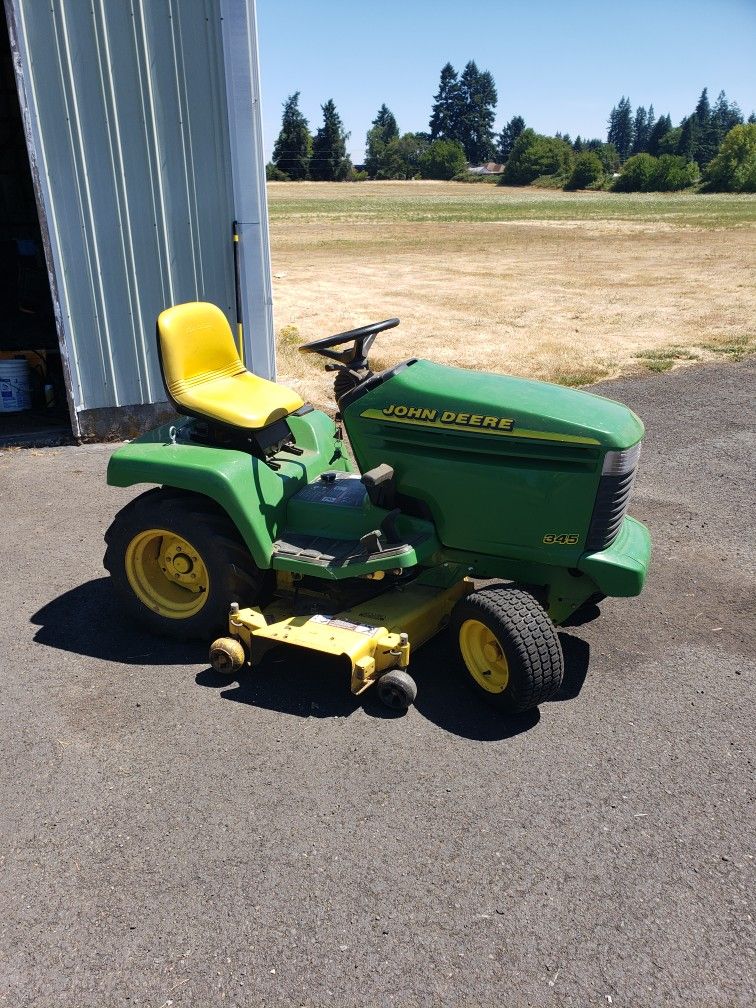 John Deere 345 Lawn Tractor