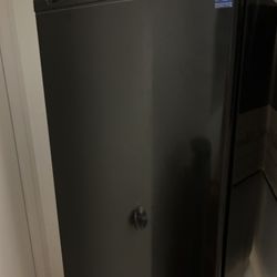 Mini Fridge Black / Serious Buyers Only Please Thanks 