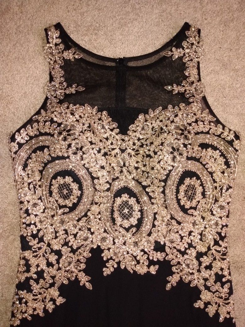 Extra Large XL formal dress Women sweetheart neckline evening gown Night scene
Beautiful sequined black and gold dress, mermaid style with stretchy m