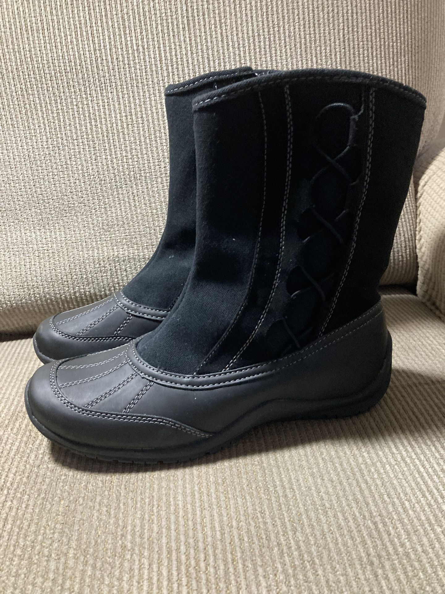 WOMENS BRAND NEW BOOTS- 8 1/2 M