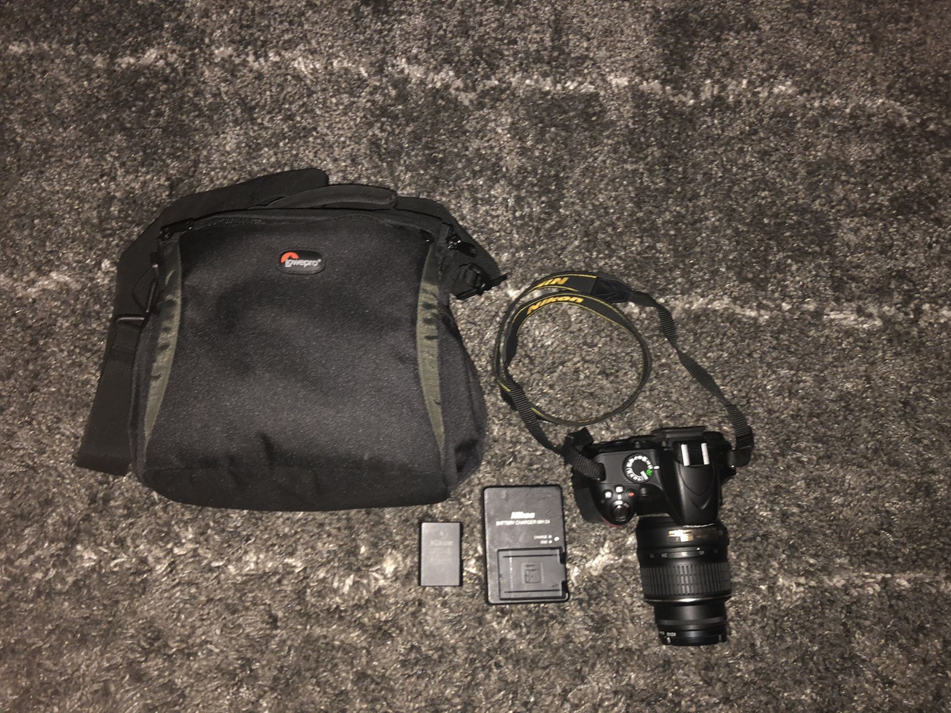 Nikon D3200 DSLR (with lens and carrying case)