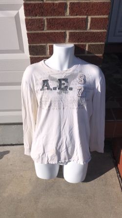 Men’s size LARGE American Eagle long sleeve shirt. It has some spots. See pics