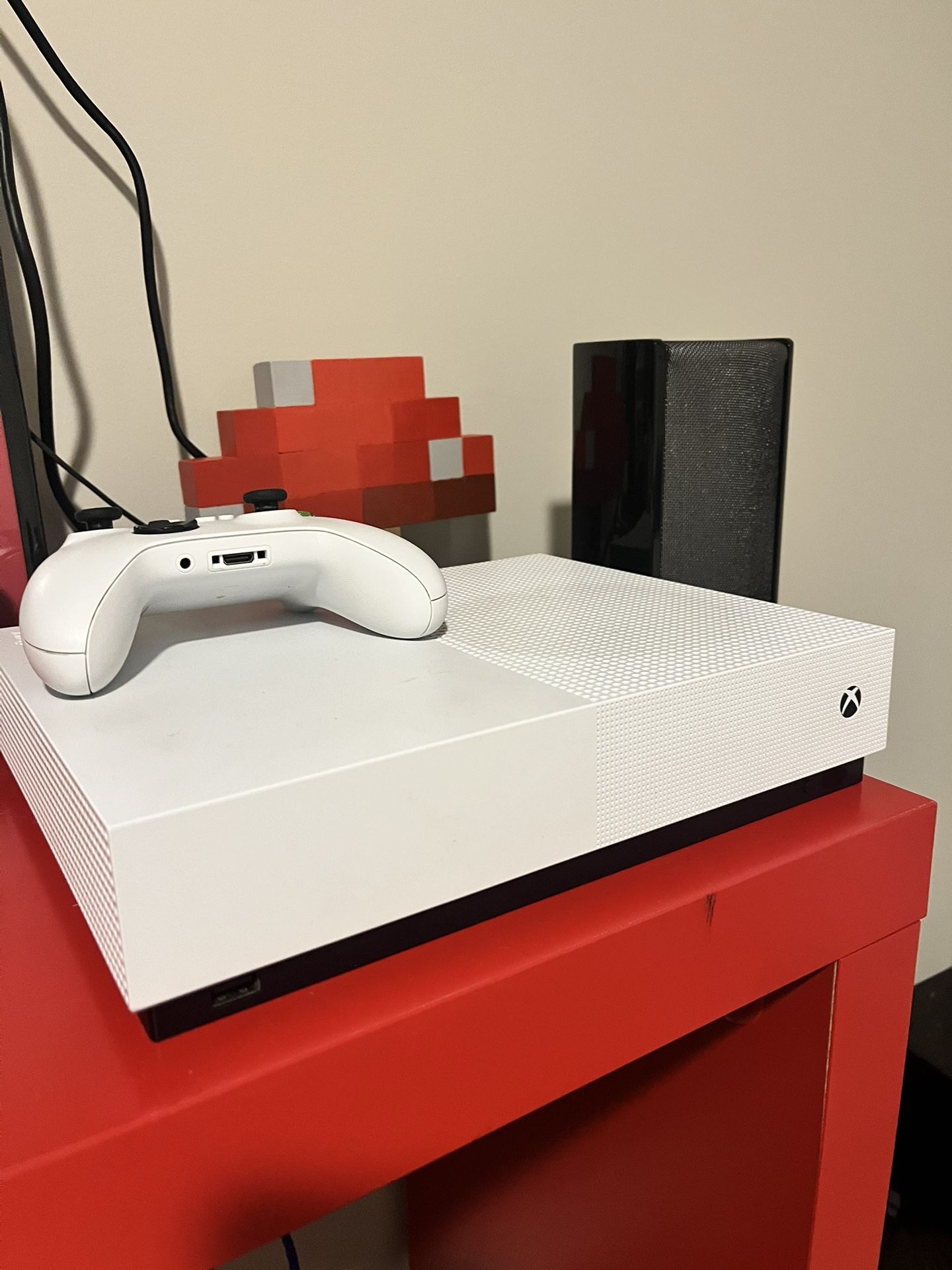 Xbox One S Digital + 1 Controller + Cords (Microsoft)