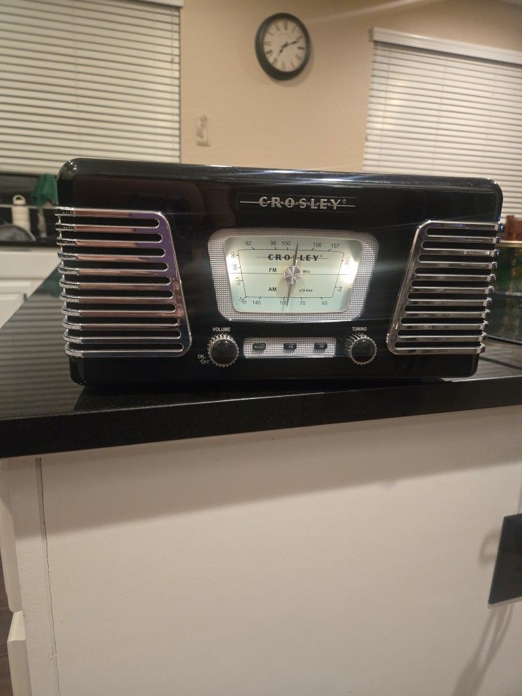 AM/FM RADIO AND RECORD PLAYER