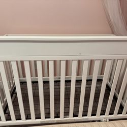 convertible crib in white 