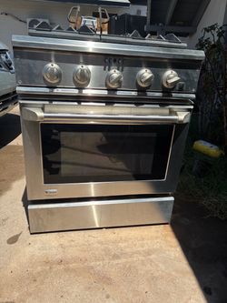 GE Monogram® 30" Dual-Fuel Professional Range with 4 Burners (Natural Gas)