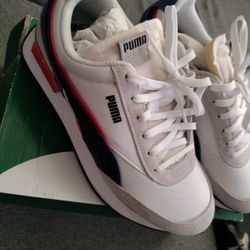 Women's Pumas Size 6 New Never Worn