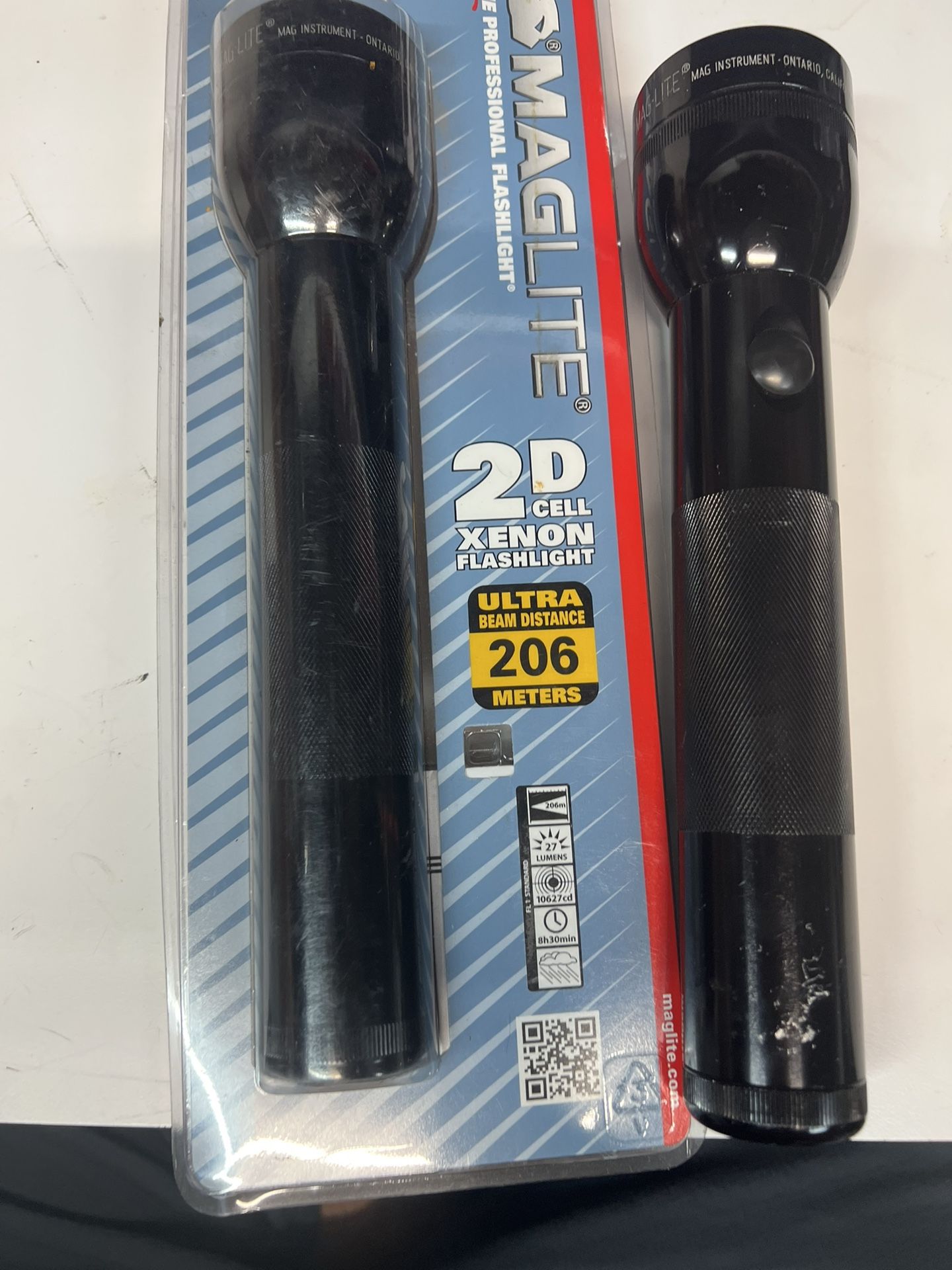 2x MAGLITE S2D016 Flashlight