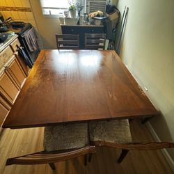 Extendable dining table