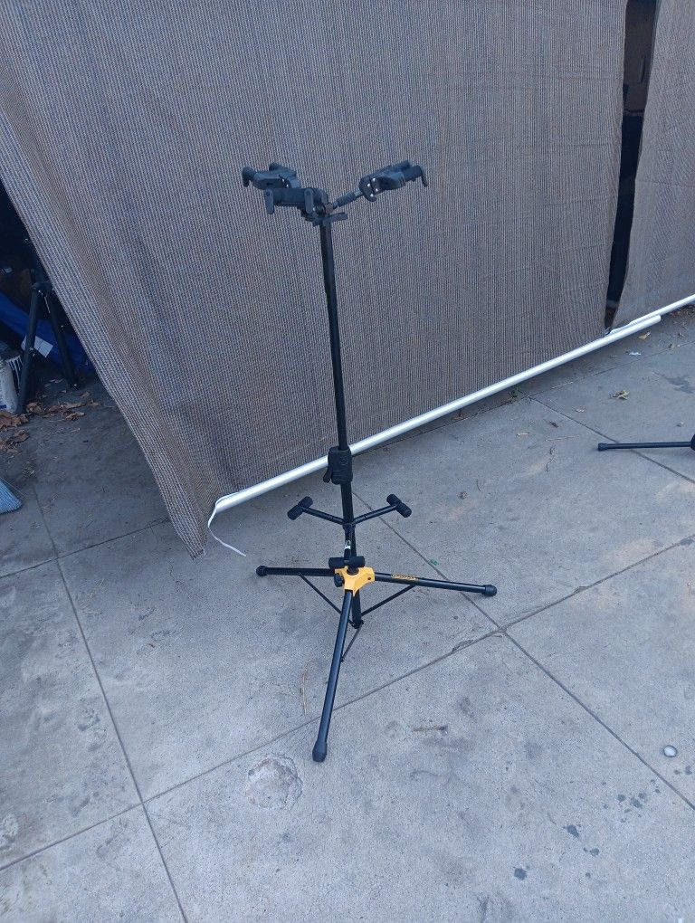 Hercules Stands GS432B PLUS Tri Guitar Stand with Auto Grip System and Foldable Yoke