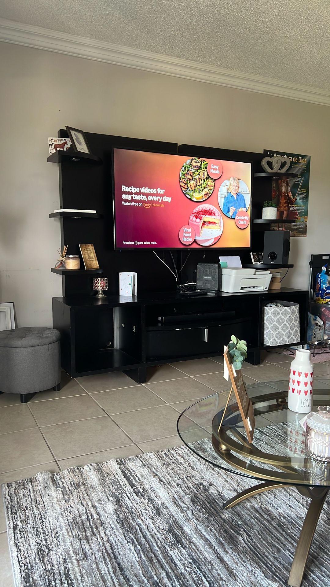 Vendo Estantes Com A Tv