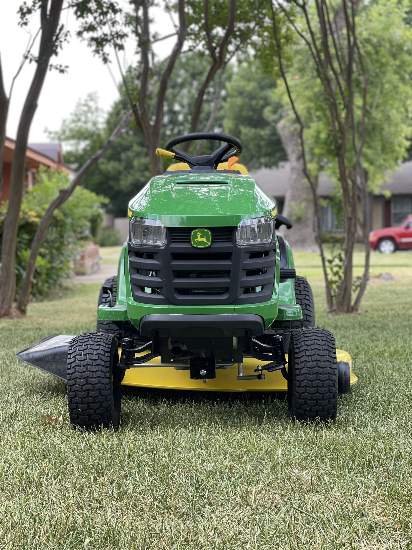 S100 42 in. 17.5 HP Gas Hydrostatic Riding Lawn Tractor 🚜 