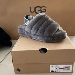WOMEN SIZE 6 UGG SLIDES