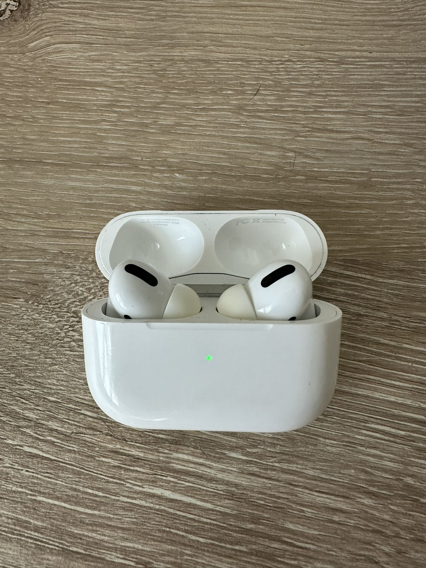 Apple AirPods Pro 1st Gen with Wireless Charging Case - White