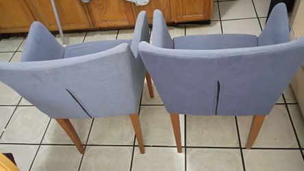 2x blue chairs.