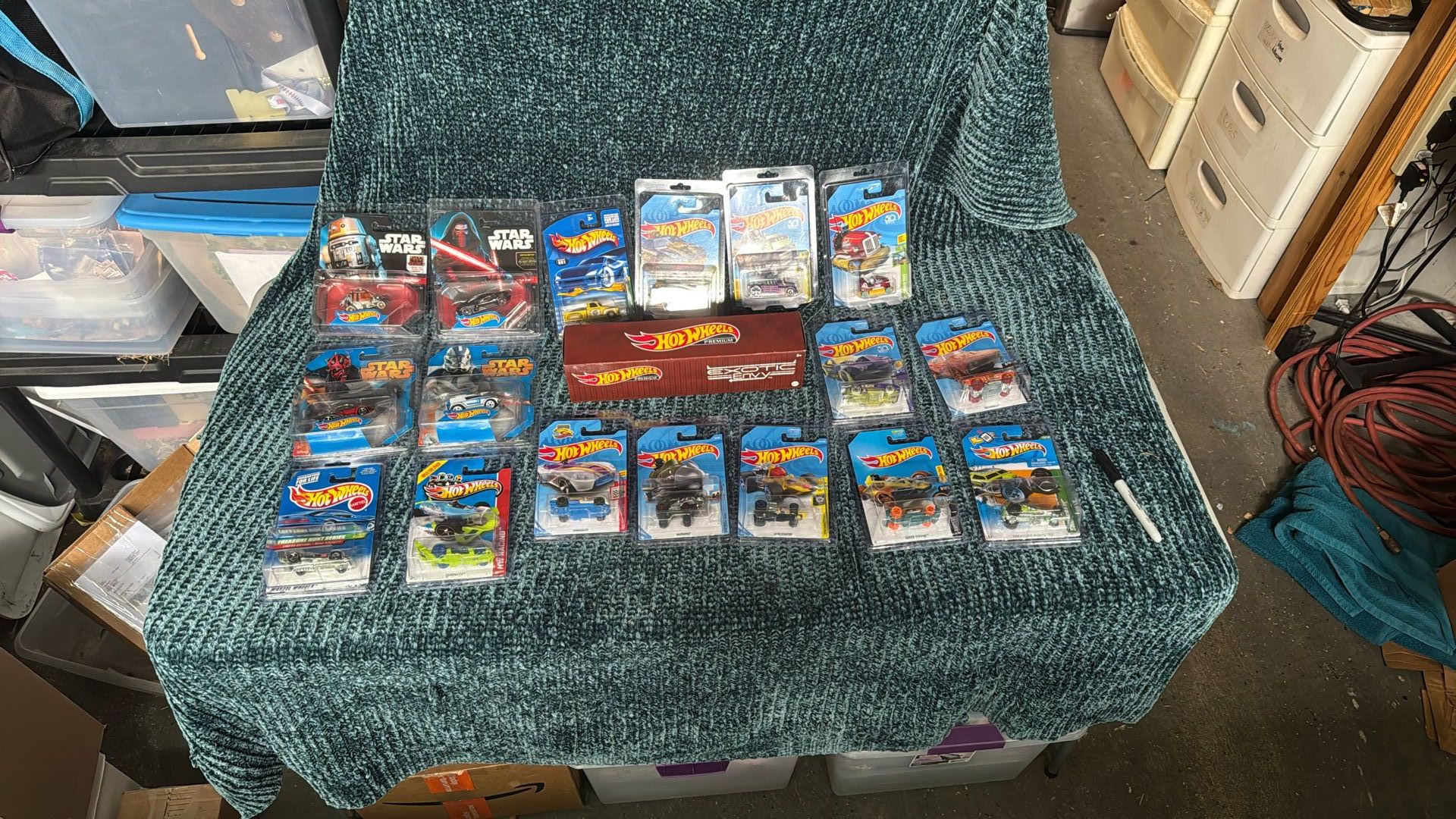 Hot Wheels TH Die Cast Car Collection w/ 13 Treasure Hunts