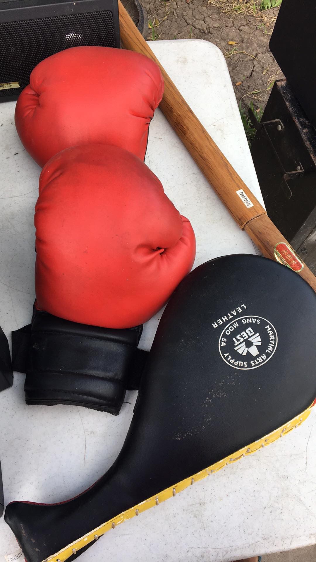 Boxing gloves with sparring