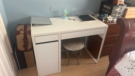 White desk with chair still new