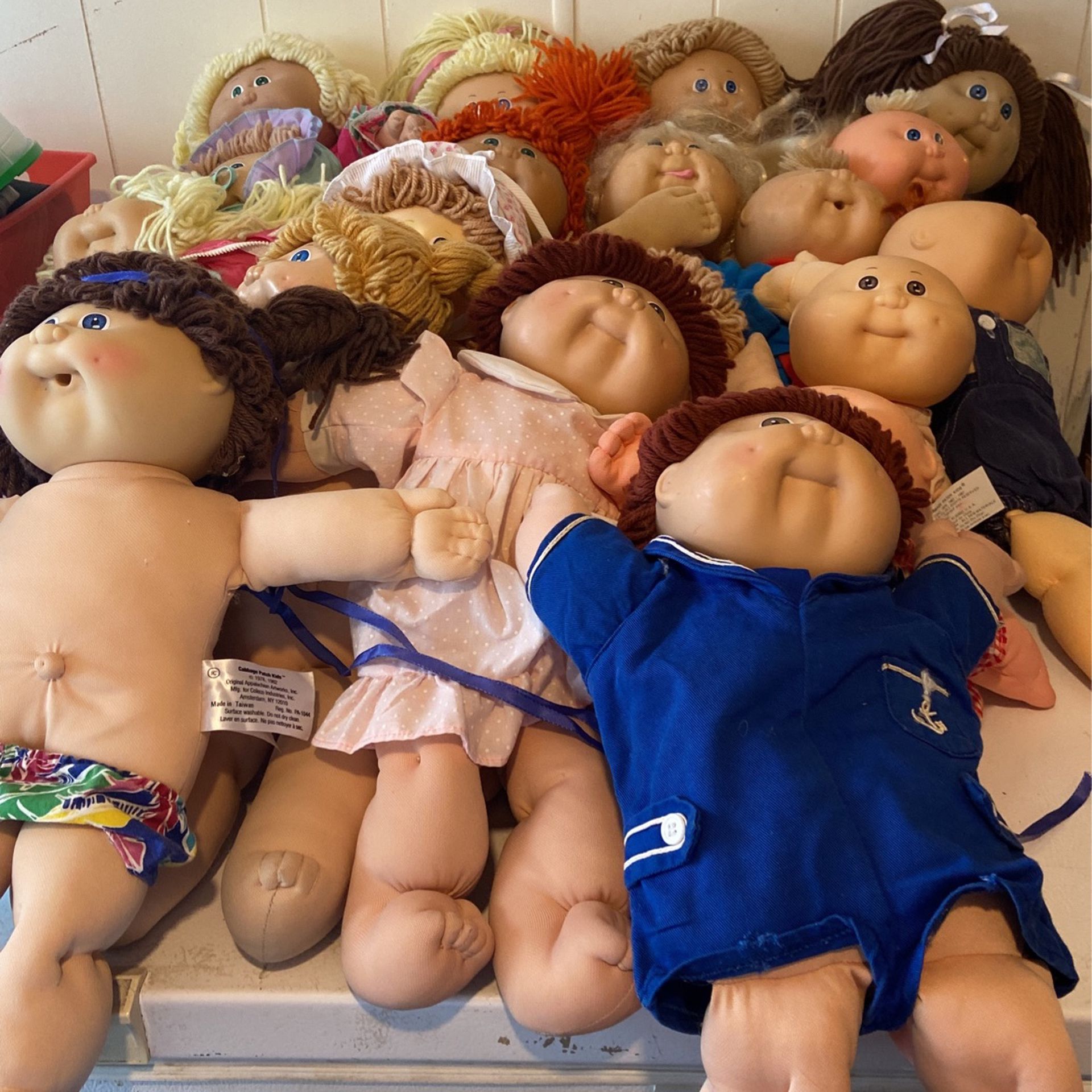 27 Cabbage Patch Dolls With Some Clothes