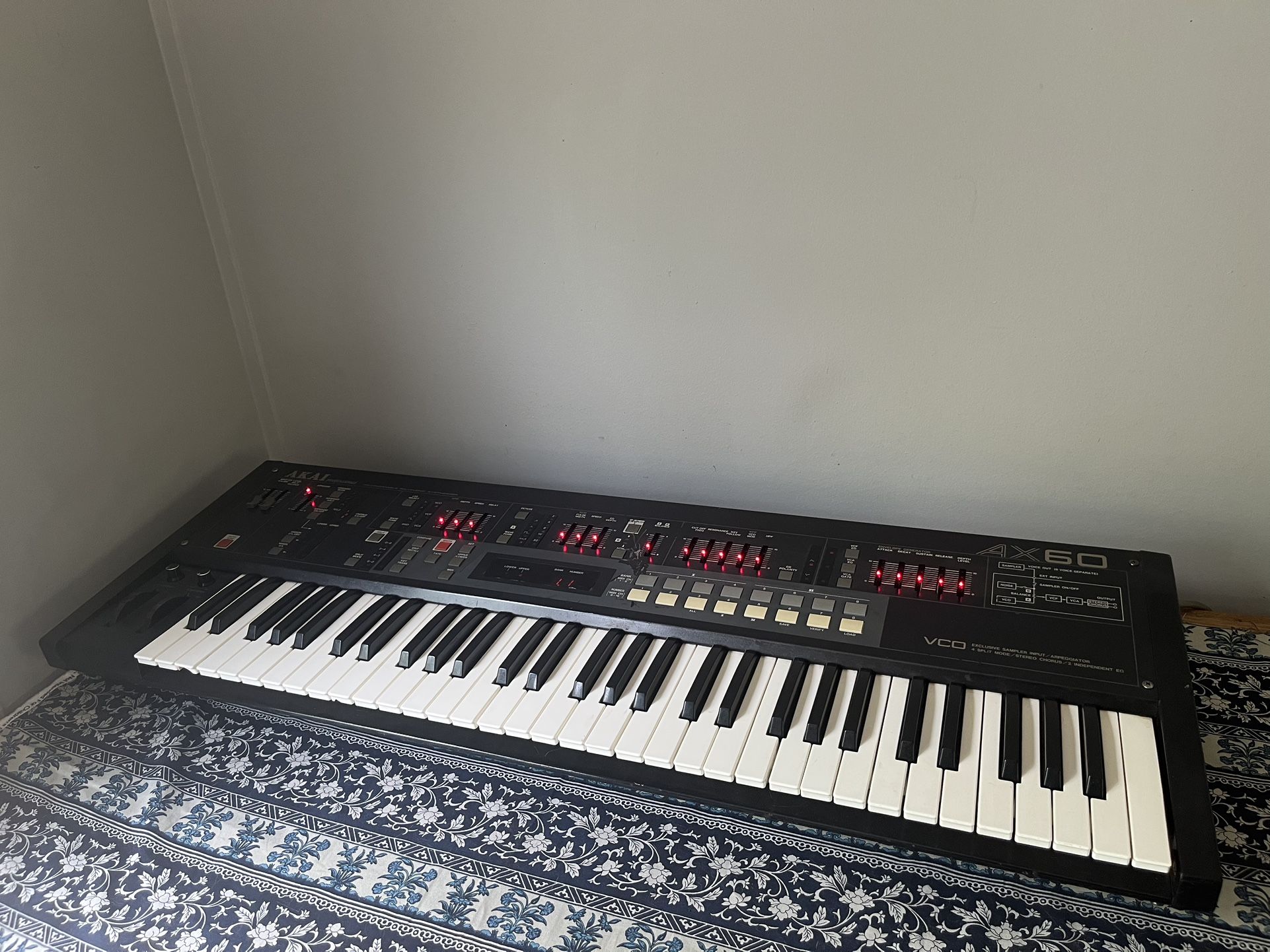 Akai AX 60 programmable six voice synthesizer keyboard vintage synth