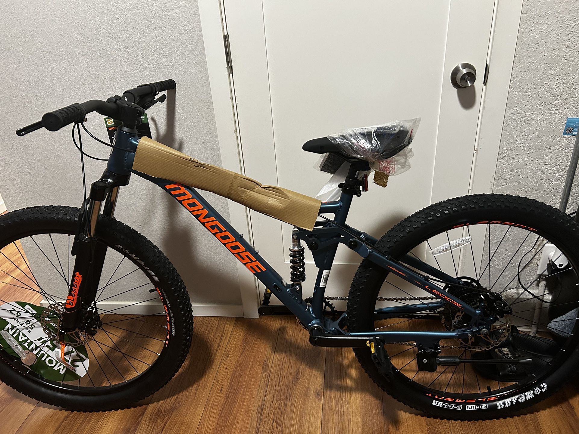 Mongoose Ledge Mountain Bike 27.5