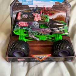 Monster Jam Official Grave Digger Monster Truck Collector Die Cast Vehicle 1.24 Scale 