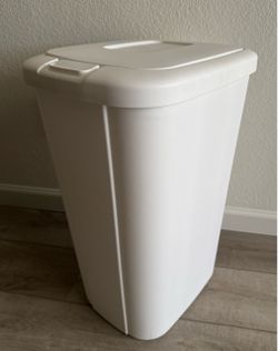 Rubbermaid  White Kitchen Trash Can – Hinged Lid