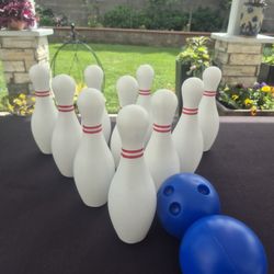 10 Plastic Bowling Pins, 2 Balls