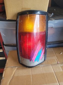 MAZDA B2200 TAILLIGHT COMPLETE ASSEMBLY 