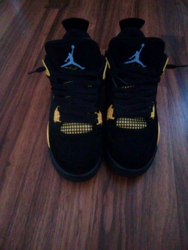 JORDAN 4 THUNDERS! Size 8