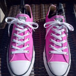 Converse Women's 9.5.     $25 OBO