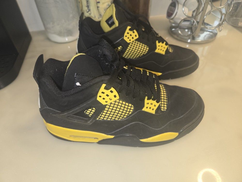 Nike Jordan 4 Retro Thunder (Great Condition)